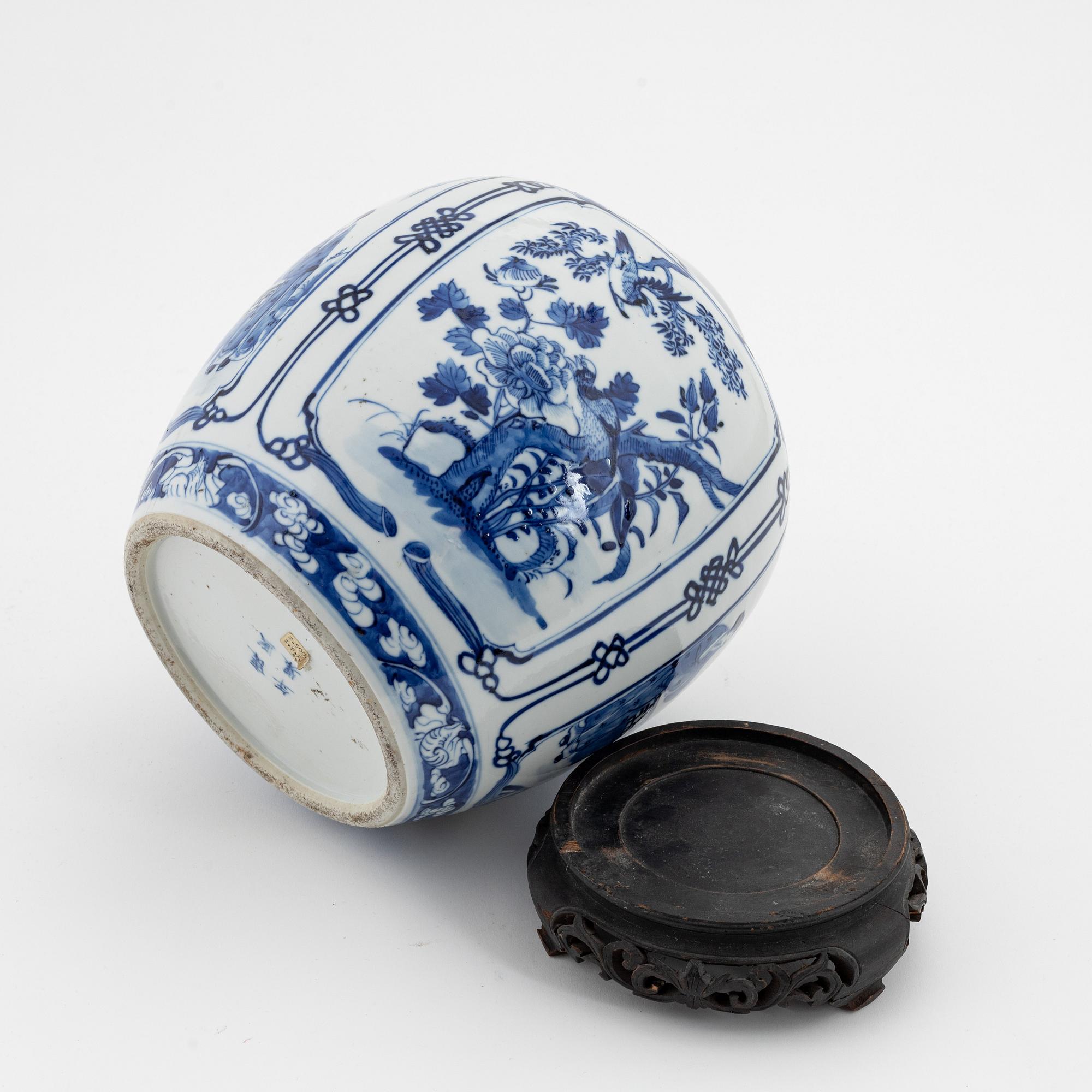 Urna, porslin, Kina, Kangxistil, 1900-tal.