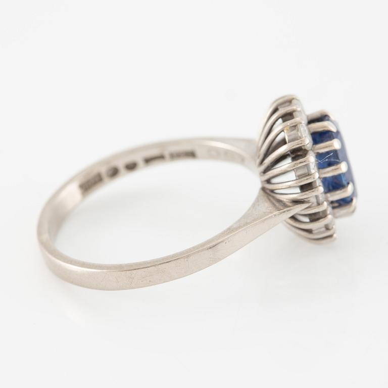 Ring, cameo model, 18K white gold with sapphire and brilliant-cut diamonds.