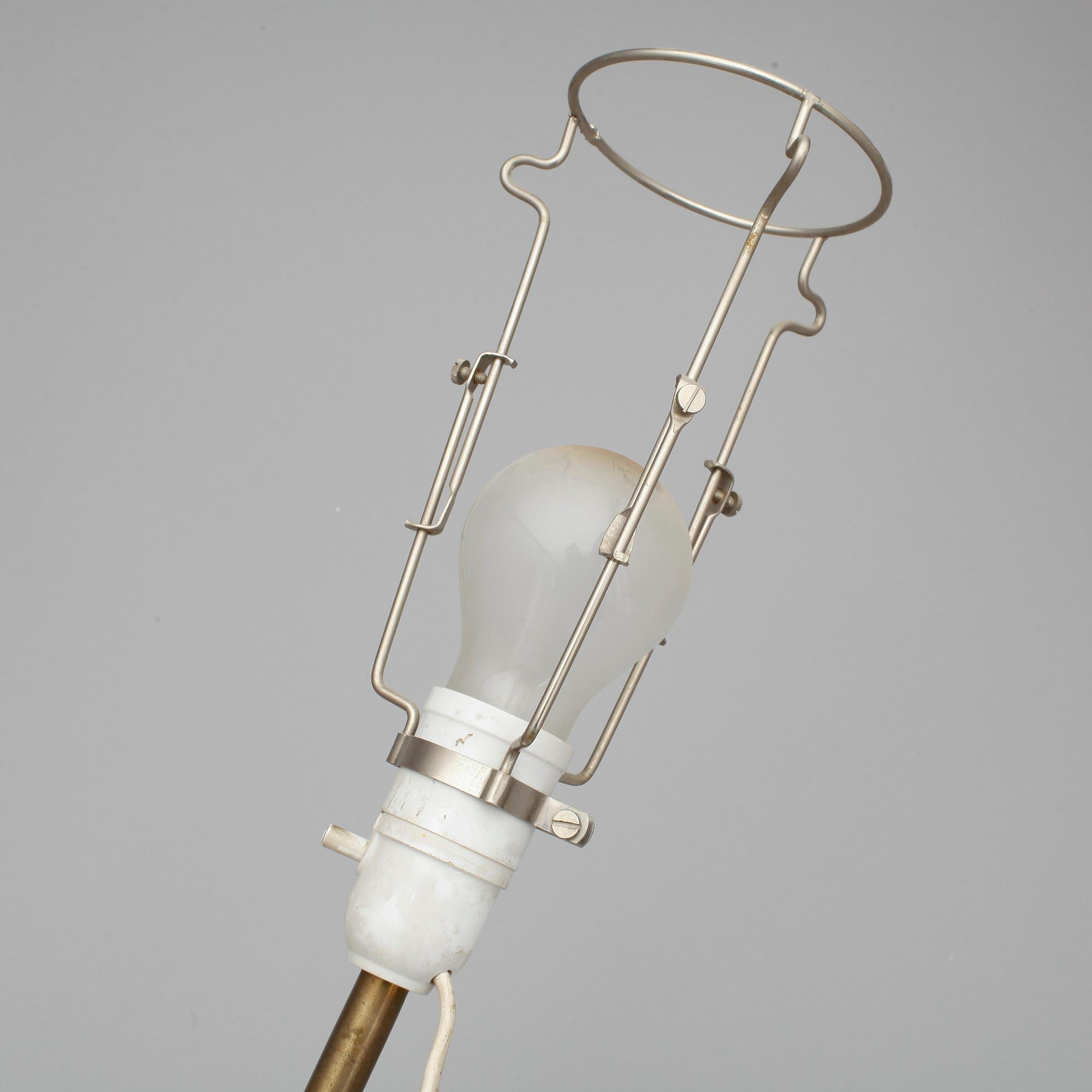 VASER/BORDSLAMPOR, ett par, nyrokoko, 1800-talets slut.