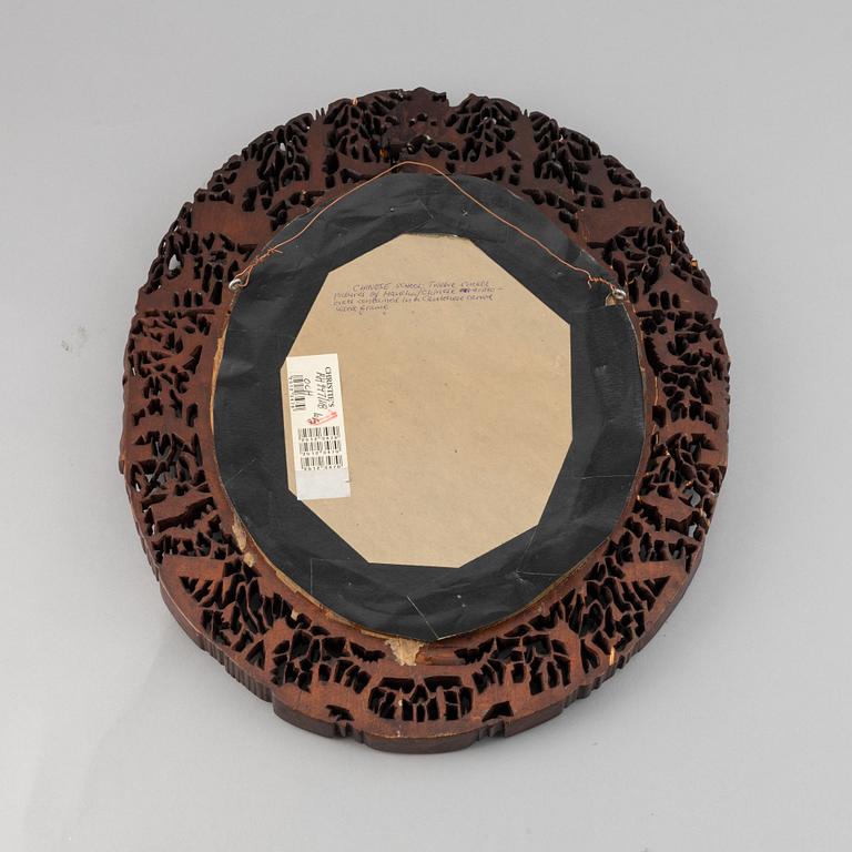 Kinesisk konstnär, 12 små porträtt med skulpterad samtida ram, Canton, sen Qing dynasti.