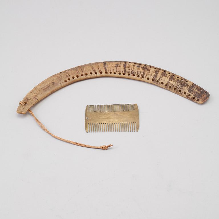 A LOUSE COMB AND LOUSE BOARD, brass and bone, 18TH/19TH CENTURY.