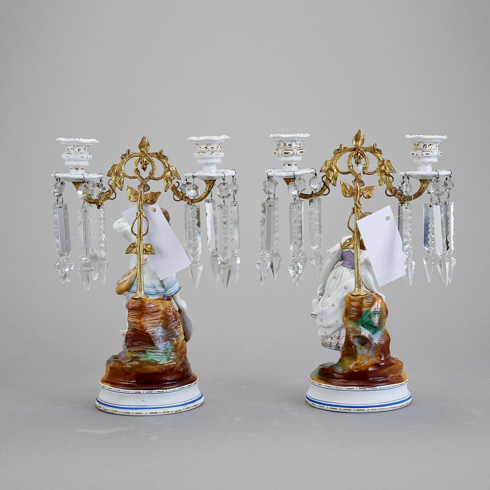KANDELABRAR, ett par, biskviporslin, 1800-talets mitt.