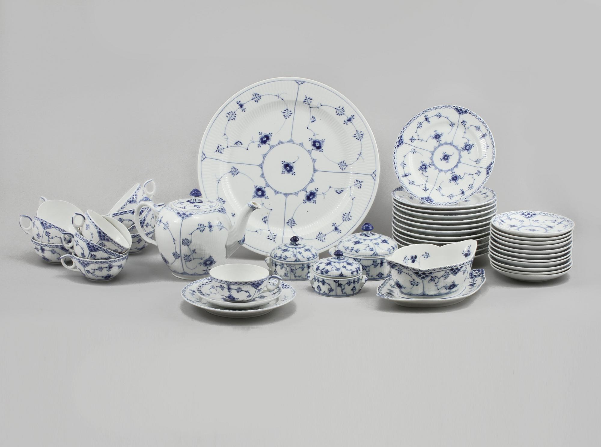 TESERVIS, 31 delar, porslin, "Musselmalet", Royal Copenhagen, 1900-talets andra hälft.