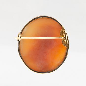 Johan Fredrik Axel Bergström, brooch 18K gold with carved shell cameo, Stockholm circa 1900.