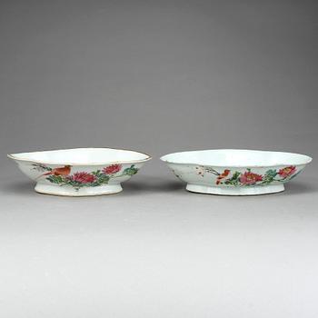 SKÅLAR, 2 st snarlika. Porslin, Kina. 1800-tal.