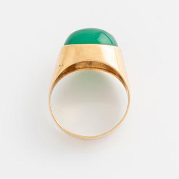 Ring, 18K guld med cabochonslipad grön agat.