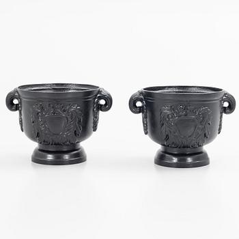Garden urns, a pair, 20th century.