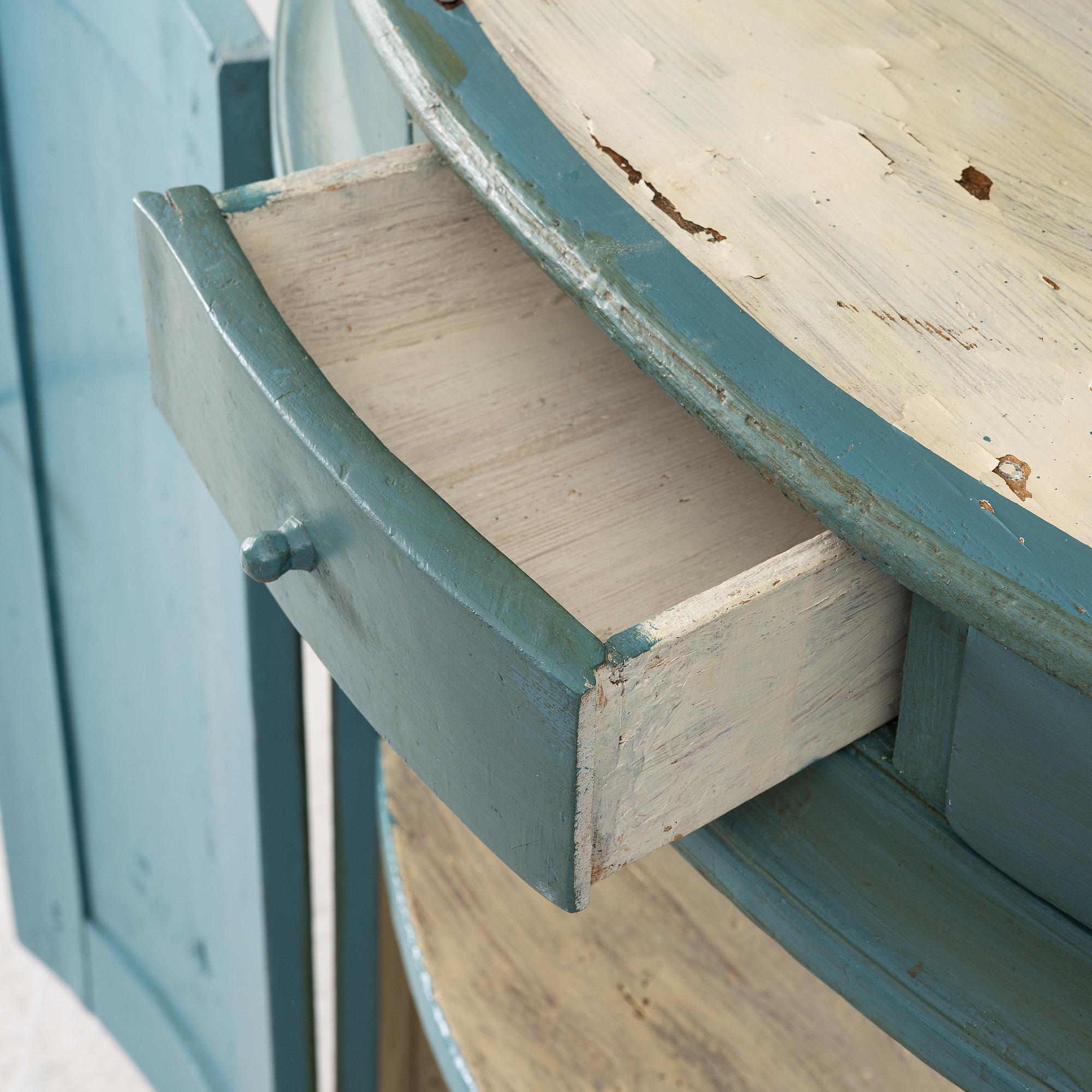 Corner cabinet, 18th/19th century.