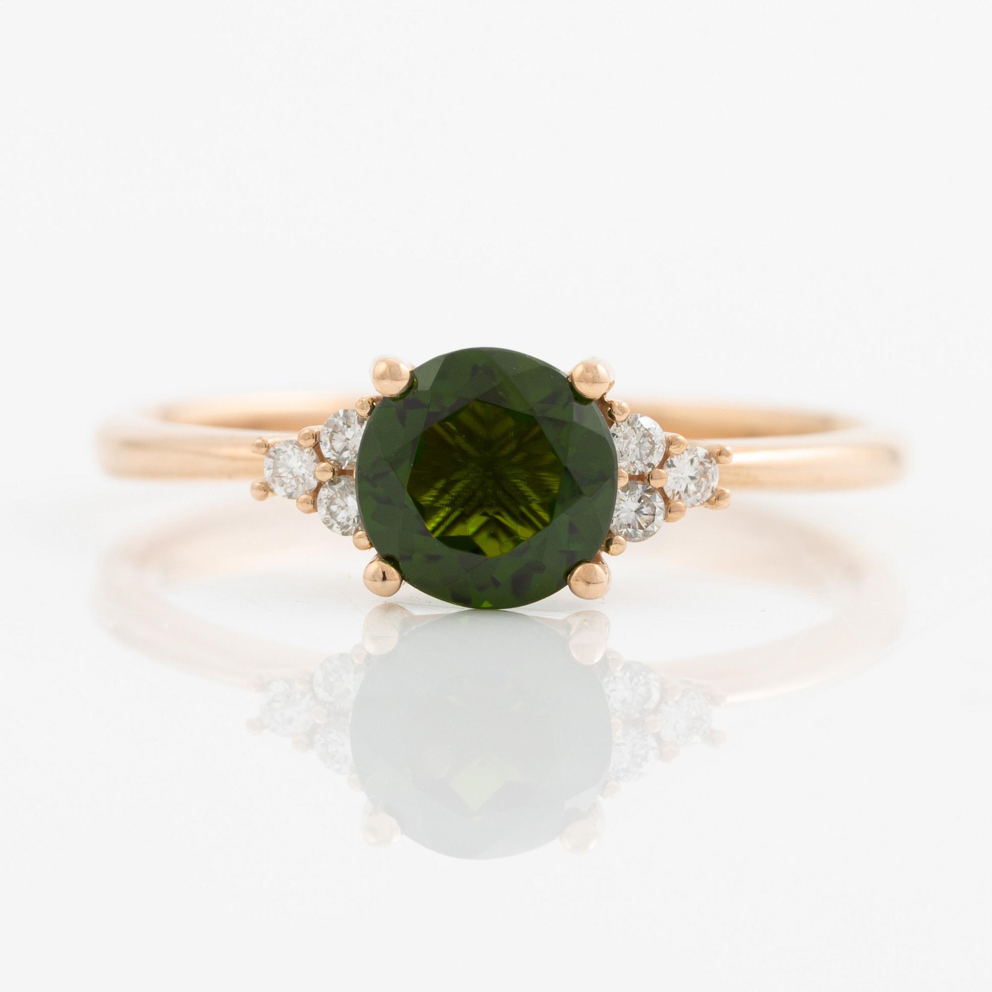 Ring 14K rose gold with chrome diopside and brilliant-cut diamonds.