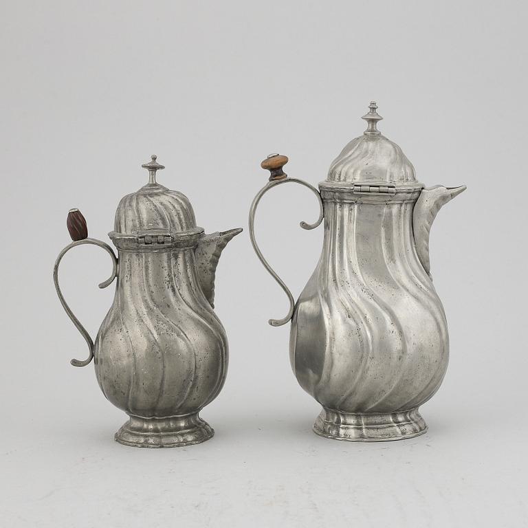 A pair of rococo style pewter coffee pots, from around year 1900.