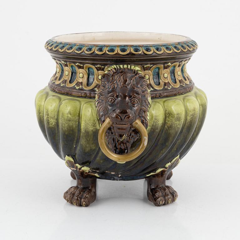 A majolica flower pot, late 19th century.