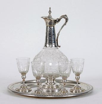 BRICKA, KARAFF SAMT GLAS, 4 st. Silver och glas. Lars Larsson & Co, Stockholm 1884.