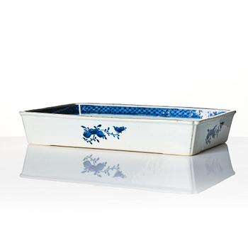 A blue and white tray, Qing dynasty, circa 1800.