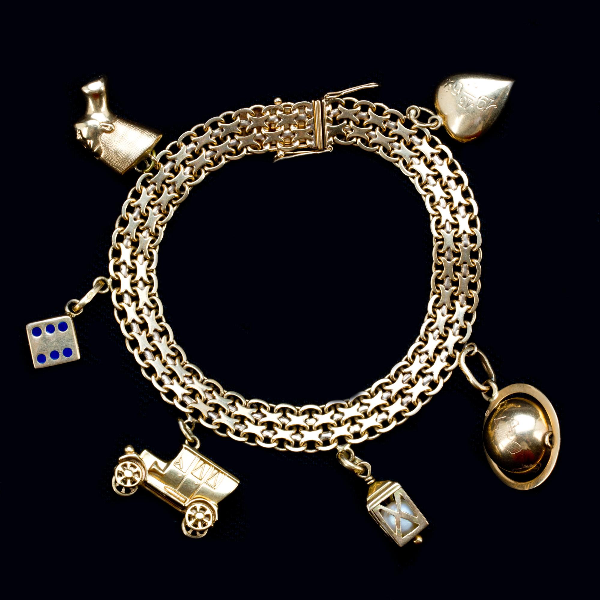 BERLOCKARMBAND, 18 k guld med berlocker. Andrens Guldvaror, Köping, 1962. Vikt ca 26 g.