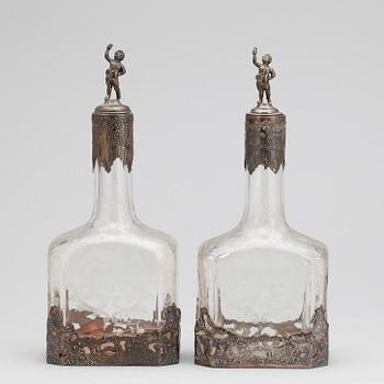 KARAFFER, ett par, låghaltigt silver och glas, Tyskland, omkring 1900.