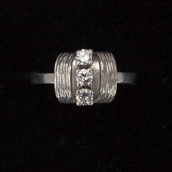 RING, vitguld 14K samt diamanter tot. ca 0,24 ct. Tot. vikt ca 3,5 g.