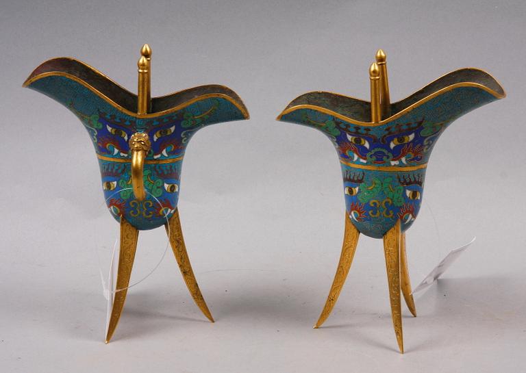 VINOFFERBÄGARE, ett par, cloisonné, Kina. 1900-tal.