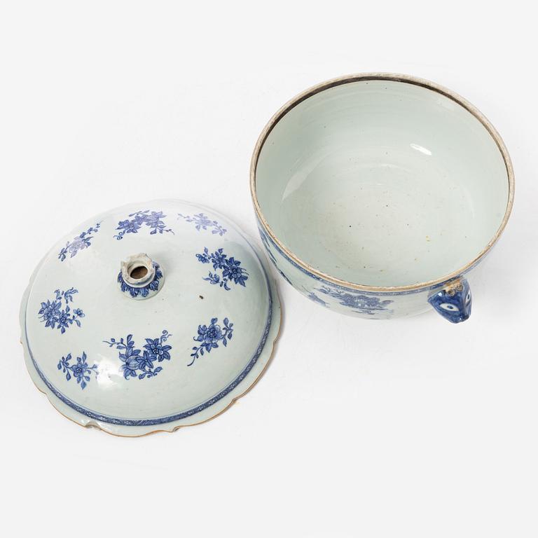A large blue and white tureen, Qing dynasty, Qianlong (1736-95).