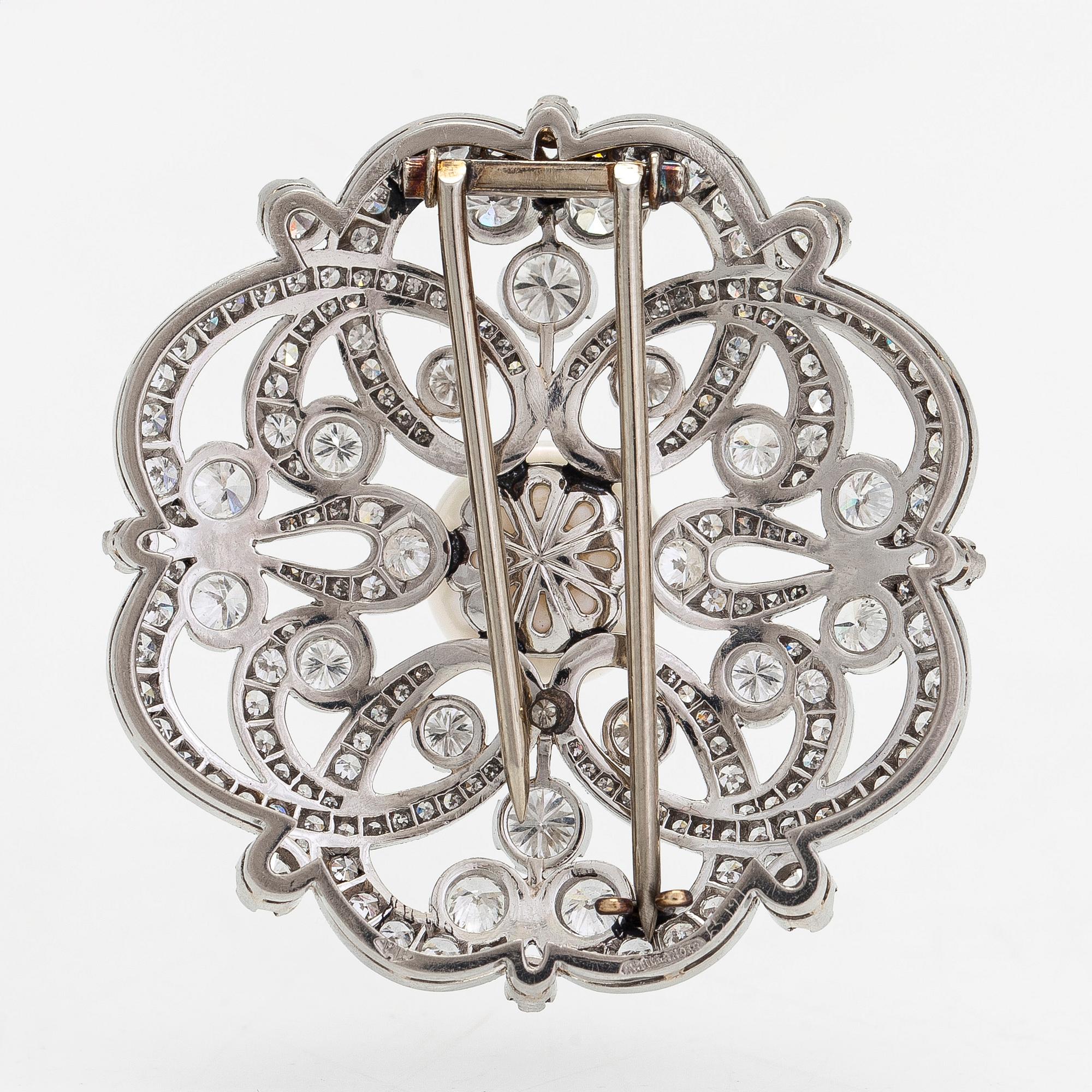 A.Tillander, brosch, platina, briljantslipade dimanter tot ca 2.11 ct och odlad pärla.