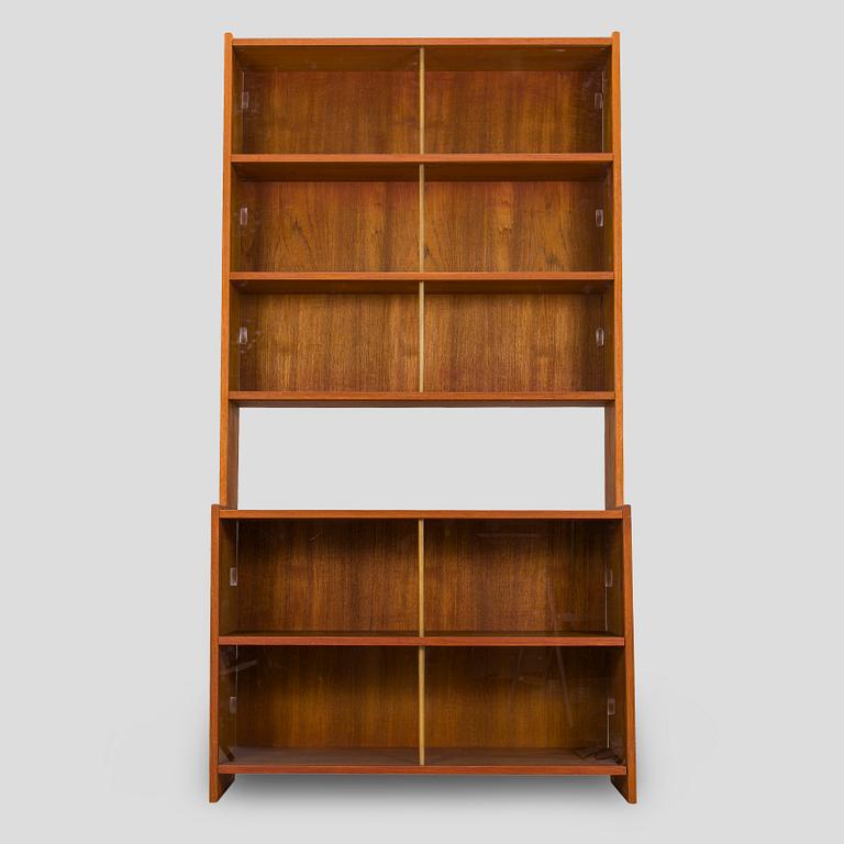 Bokhylla med vitrinskjutdörrar, 1900-talets mitt.