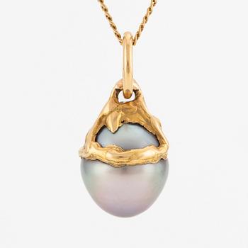 Pendant in gold with cultured Tahitian pearl, with chain.