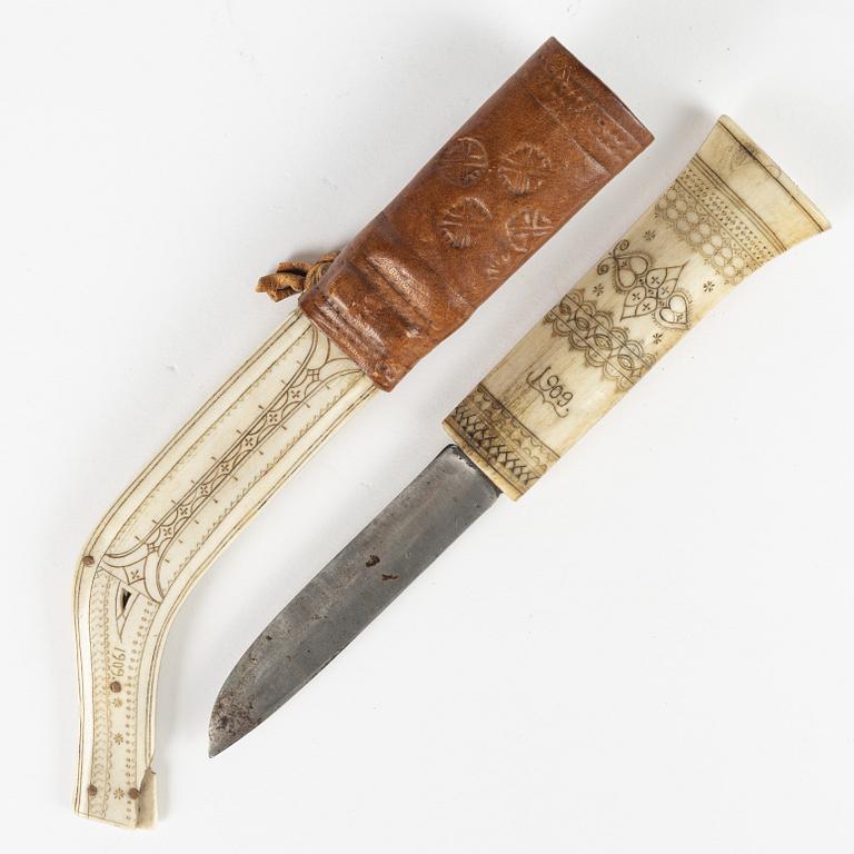 A reindeer horn knife by Jon Pålsson Fankki, signed and dated 1909.