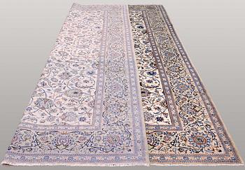 A carpet, Kashan, ca 402 x 278 cm.