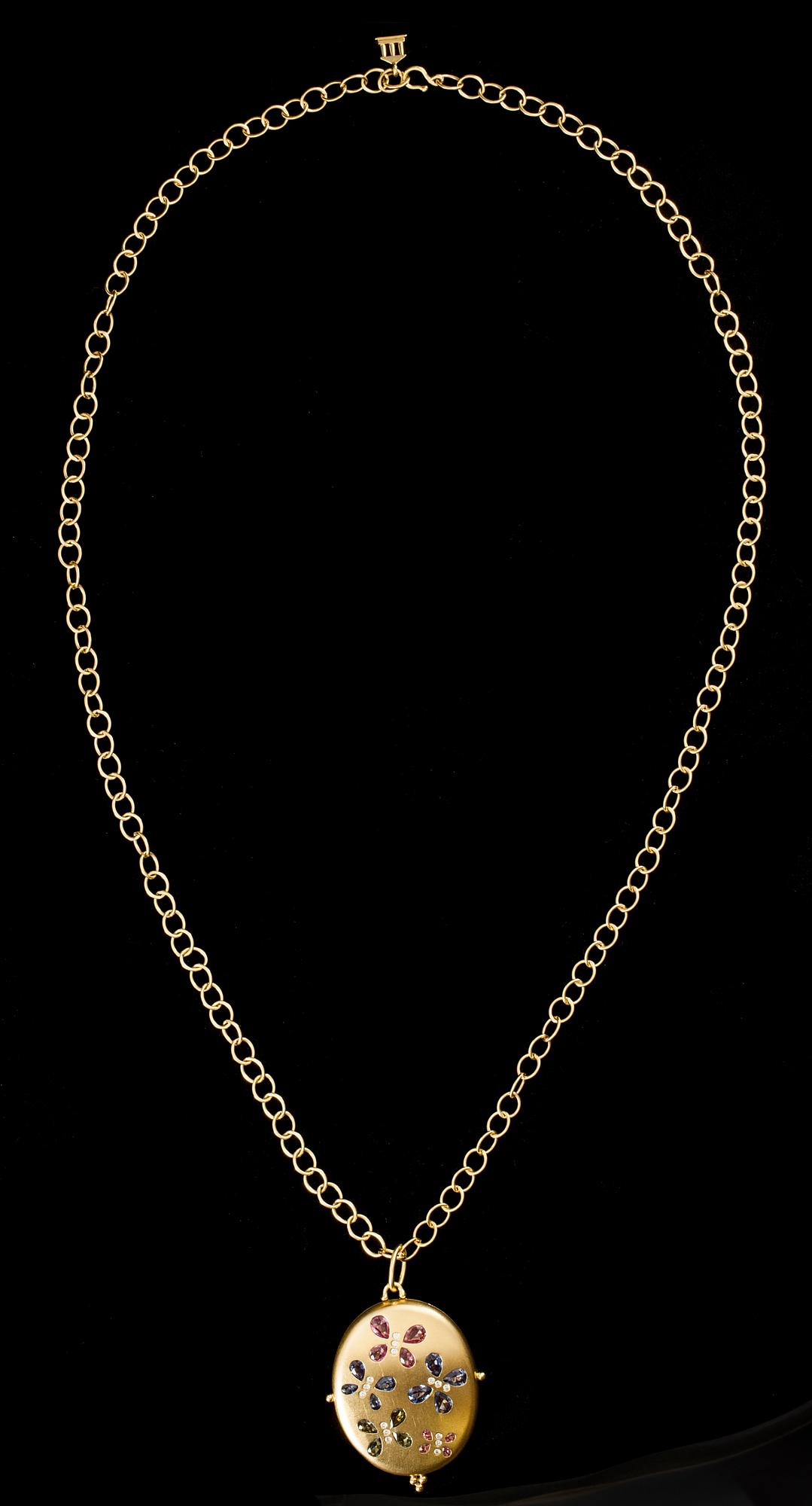 MEDALJONG, 18K guld, flerfärgade safirer, briljantslipade diamanter ca 0,20 ct. TEMPLE ST. CLAIR, USA. Vikt 75,3 g.