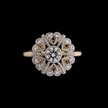 A RING, brilliant cut diamond, 8/8-cut diamonds, 18K gold. A. Tillander 1965.