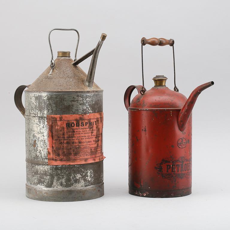 BENSINKANNA OCH RÖDSPRITSKANNA, plåt, 1800-/1900-tal.