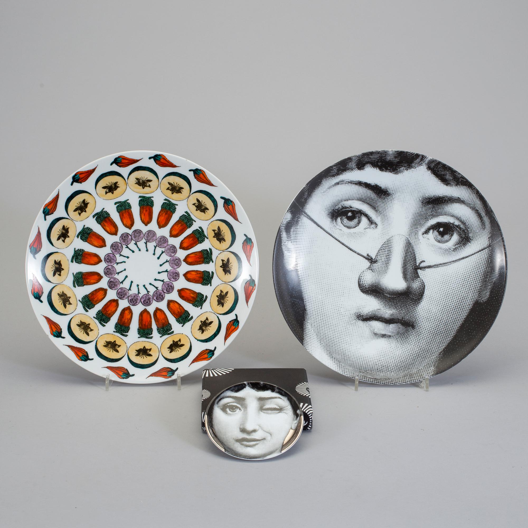 PIERO FORNASETTI, tallrikar, 2 st samt fat, porslin. Fornasetti, Milano, Italien.