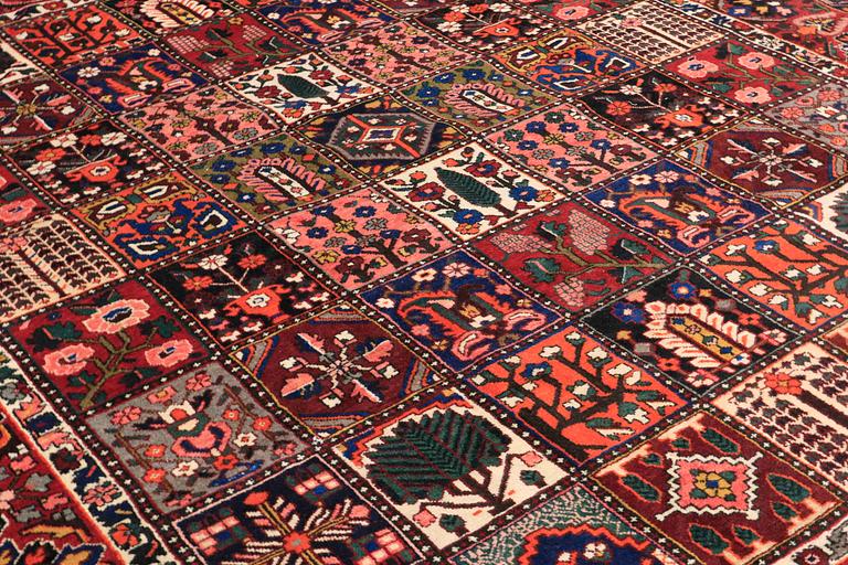 A carpet, Bakhtiari, around 342x 300.