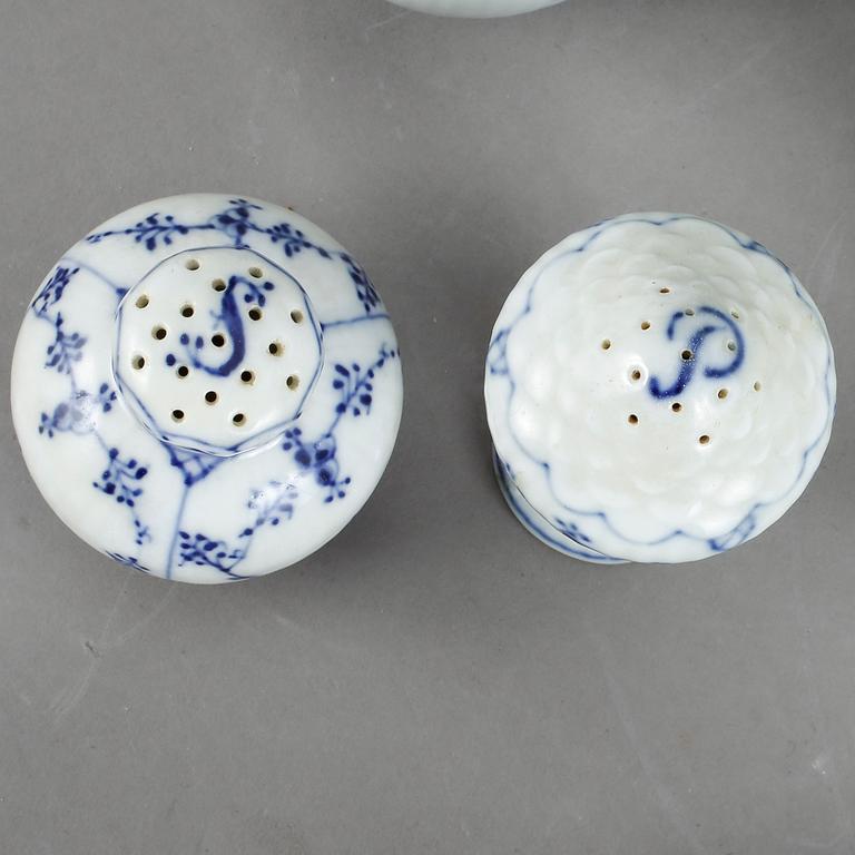 SERVIS, 96 delar, porslin, "Musselmalet", Royal Copenhagen, 1900-talets andra hälft.