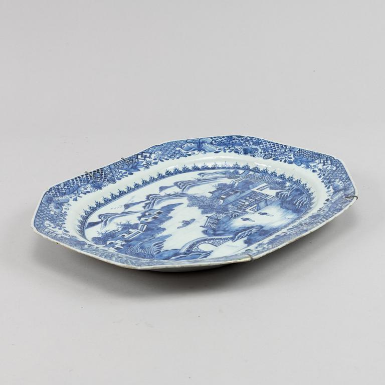 A blue and white serving dish, Qing dynasty, Qianlong (1736-95).