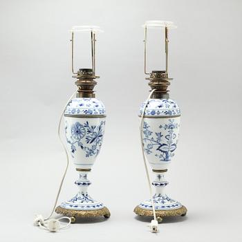 A pair of "Zwiebelmuster" lamps, made by Meissen in the first half of the 20th century.