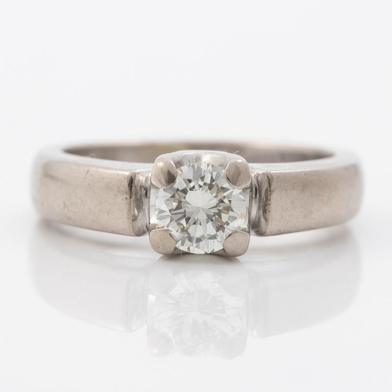 Ring, 18K white gold, with a brilliant-cut diamond of 0.56 ct according to engraving.