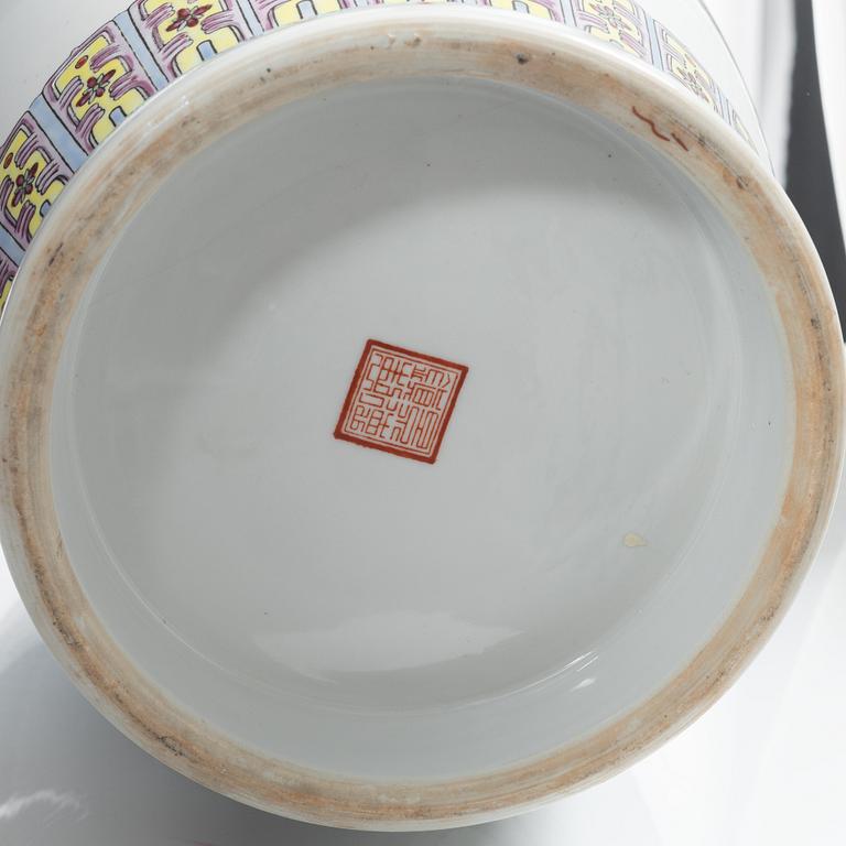 Golvvaser, ett par, porslin, Kina 1900-talets senare del.