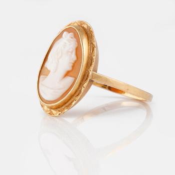 RING, 18K guld med skuren snäckskalskamé, Trege, Göteborg. Vikt 4,1 gram.