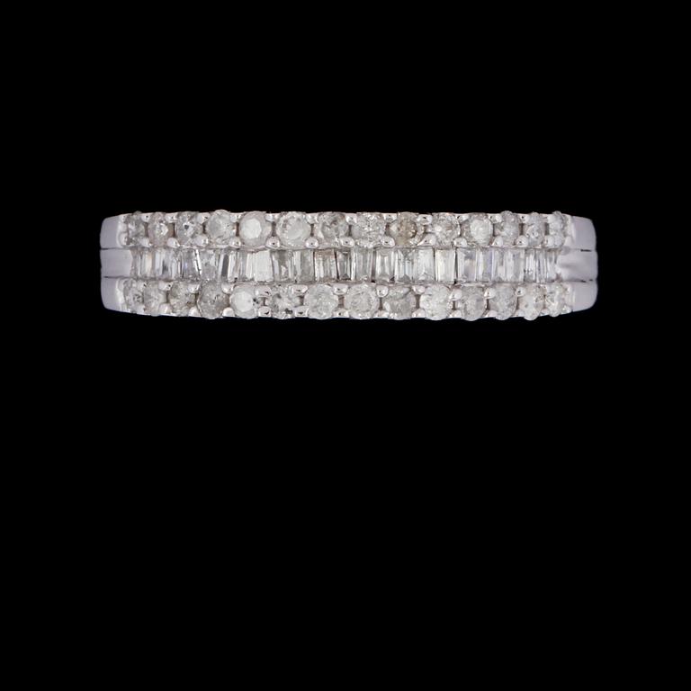 RING, 18k vitguld med briljant och baguettslipade diamanter, 0.48 ct. Vikt 2,4 g.