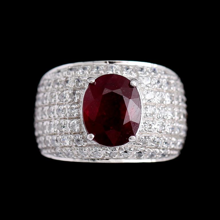 RING, silver, vita safirer och rubin 2.50 ct. Total vikt ca 5 g.