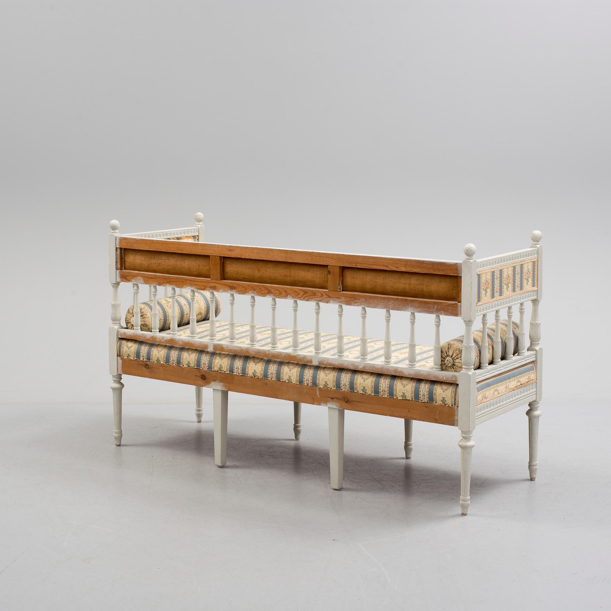 A GUSTAVIAN STYLE SETTEE, fist half of the 20th century.