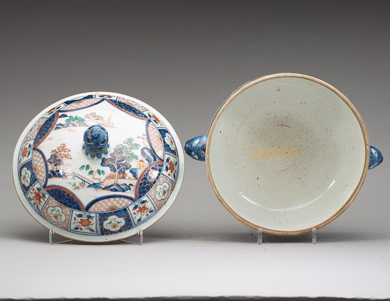 A large imari-verte tureen with cover, Qing dynasty, Qianlong (1736-95).