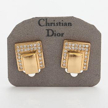 Christian Dior, Korvakorupari, kullanväristä metallia, strassia. Merkitty Chr. Dior, Germany.