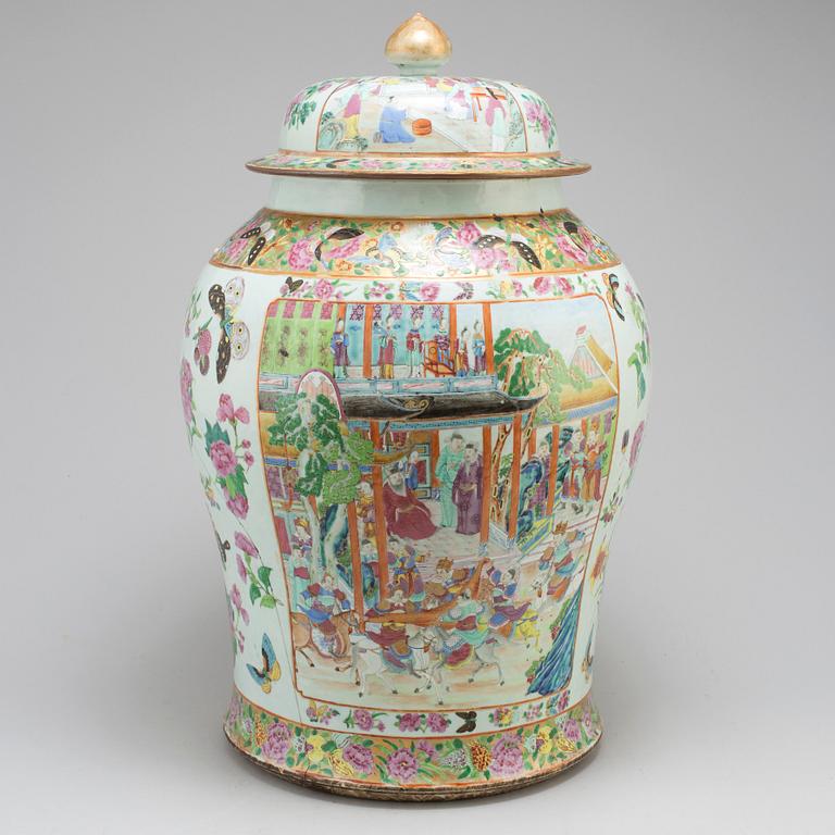 A large famille rose Canton vase with cover, Qing dynasty, late 19th century.