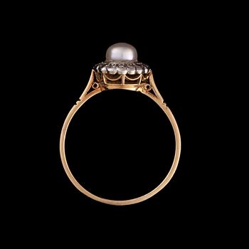 RING, 18K guld, pärla, 8/8-slipade diamanter. Vikt ca 3,1 g.