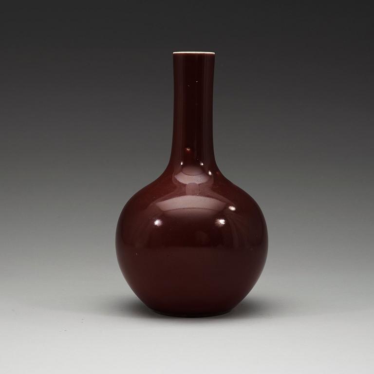 A 'sang de boeuf' glazed vase, Qing dynasty (1644-1912).