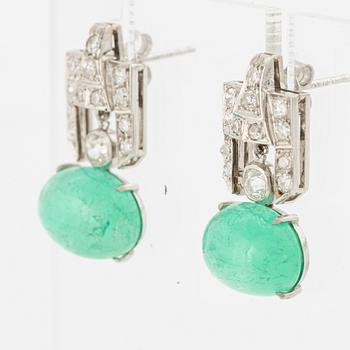 Örhängen platina med cabochonslipade smaragder och gammalslipade diamanter.