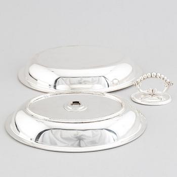 A silver plated serving dish with lid, 20th century.