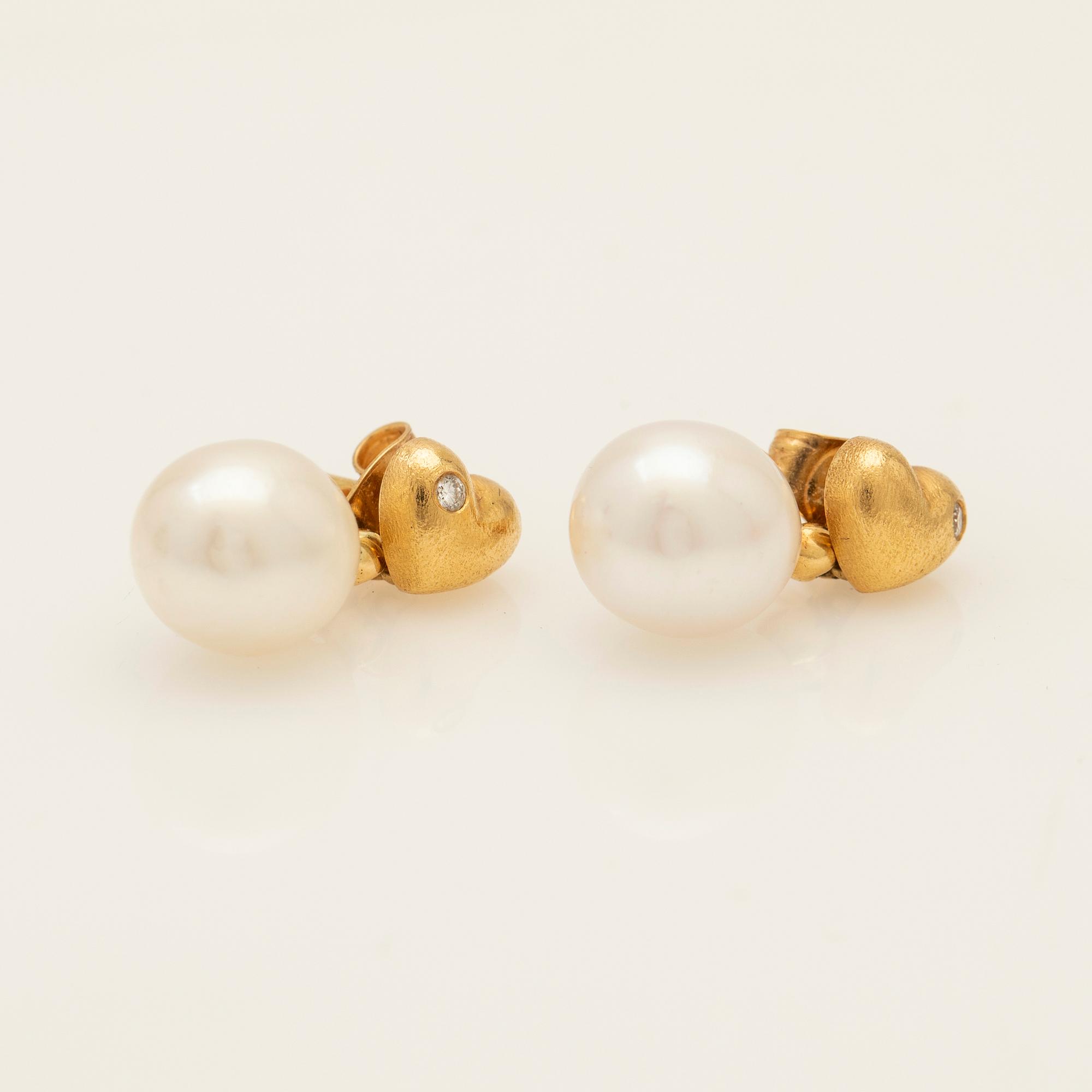 Ole Lynggaard, earrings, a pair, 18K gold with pearl and diamond.