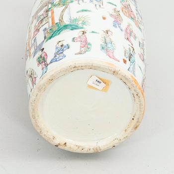 A large Chinese famille rose porcelain vase, Qing dynasty, 19th century.